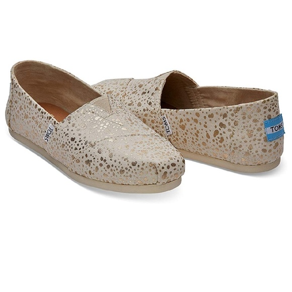 Toms Shoes - 🆕️ New in box Toms classic gold foil snow spots
